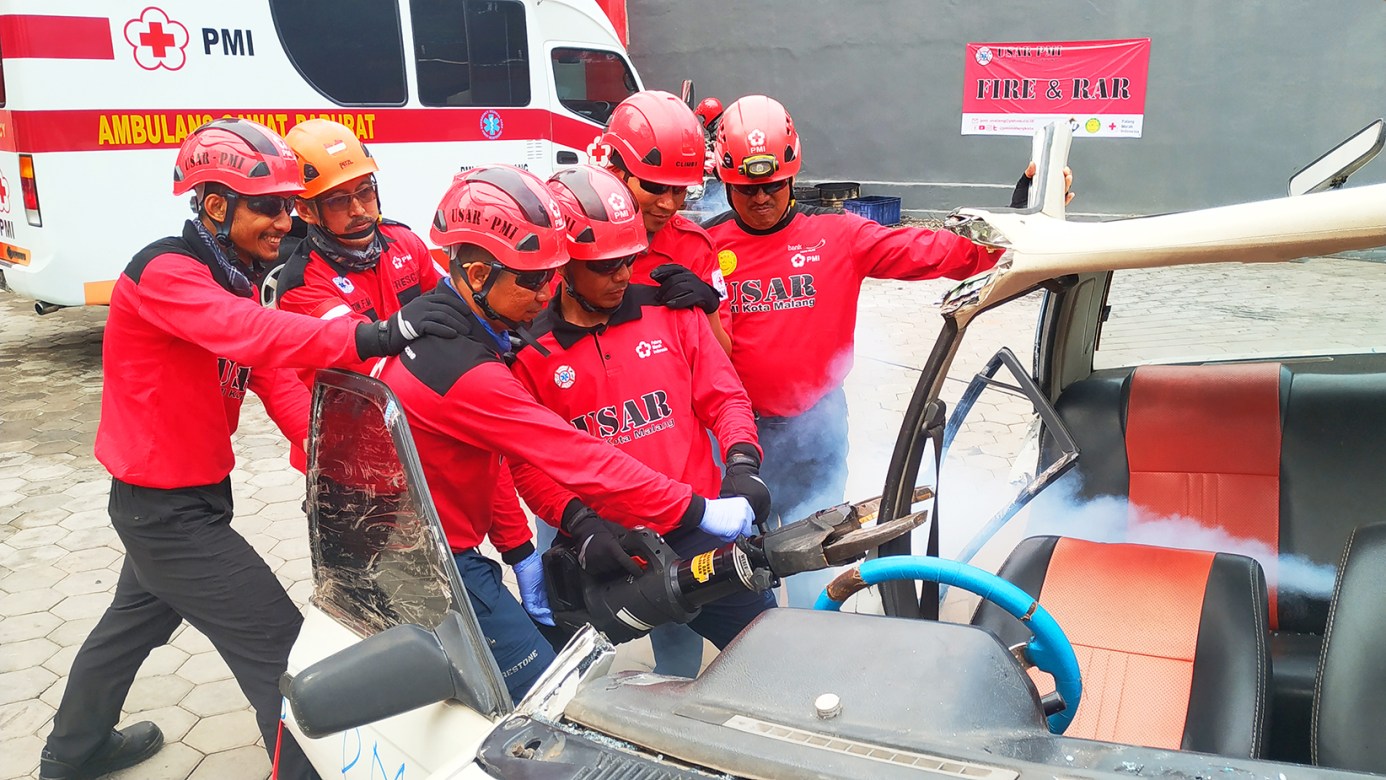 first aid accident kecelakaan diklat PMI PMR KSR relawan kupang korps Red Cross Indonesia website